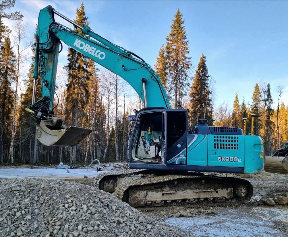 Kobelco-kaivinkone murskekasan päällä
