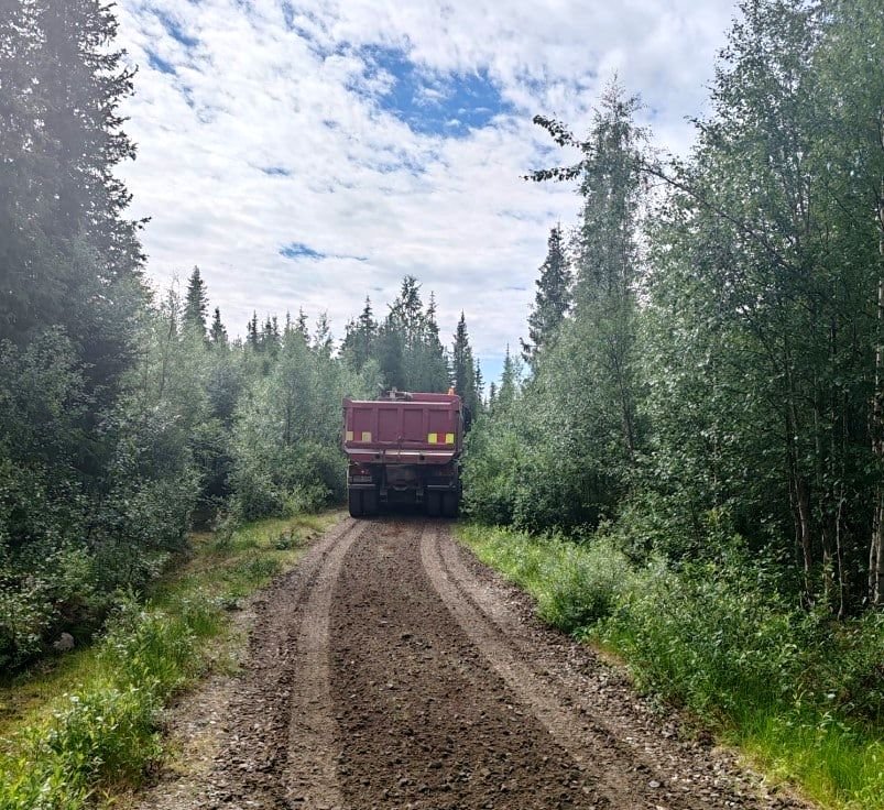 Kuorma-auto metsätien kunnostuksessa